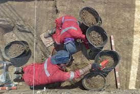 Arqueólogos trabajan en la recuperación de restos que muestran por primera vez la presencia de humanos en el Valle de Santiago