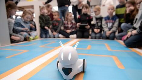 El robot y los pequeños, una realidad en los colegios de Chile, bajo impulso del ministerio de Educación (foto: ANSA)