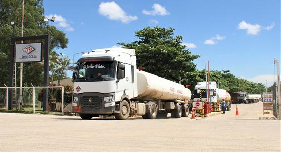 Cisternas de transporte de combustibles. Foto: YPFB