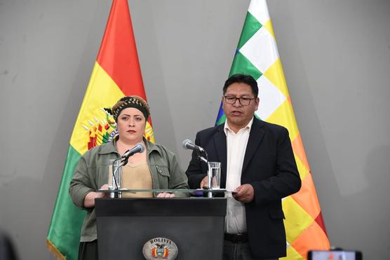 La ministra de la Presidencia y canciller interina, María Nela Prada, y el vicecanciller, Freddy Mamani.