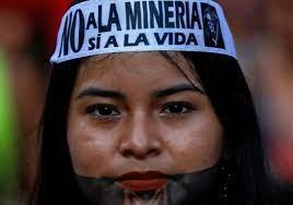 Una mujer indígena participa en una marcha contra un contrato minero con la canadiense First Quantum Minerals AFP