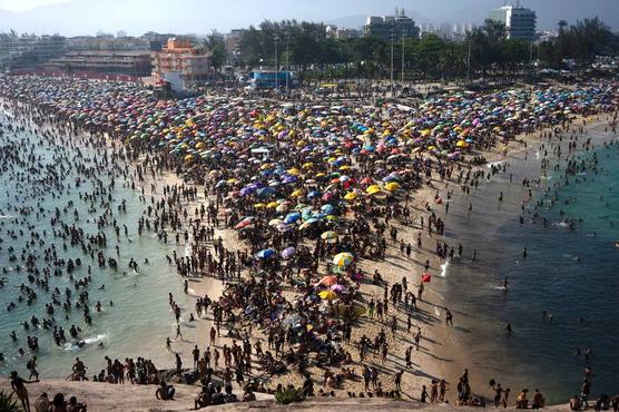 La playa de Recreio dos Bandeirantes repleta de gente que busca refrescarse ante la ola de calor en Río de Janeiro -AFP