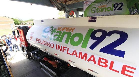 Venta de la nafta súper etanol. (Foto: YPFB)