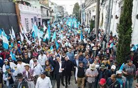 Arévalo participa en la Marcha por la Democracia para exigir la renuncia de la Fiscal General Consuelo Porras y Curruchiche,