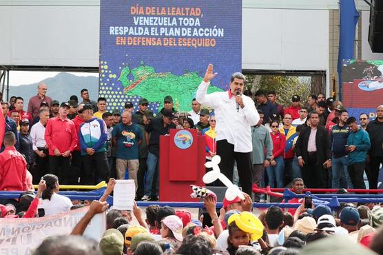 Maduro habla ante la multitud en homenaje a Chavez