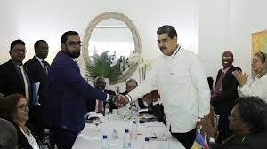 Maduro, da la mano al presidente de Guyana, Irfaan Ali, durante una reunión en San Vicente y las Granadinas - AFP