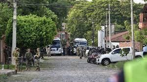 La policía transporta reclusos de la cárcel de Tacumbú en Asunción hacia otros lugares - © NORBERTO DUARTE / AFP