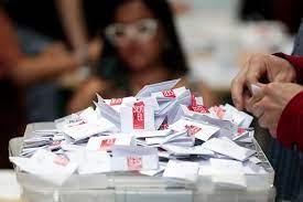 Vocales de mesa cuentan votos del plebiscito constitucional, en Santiago (Chile). EFE/Elvis González