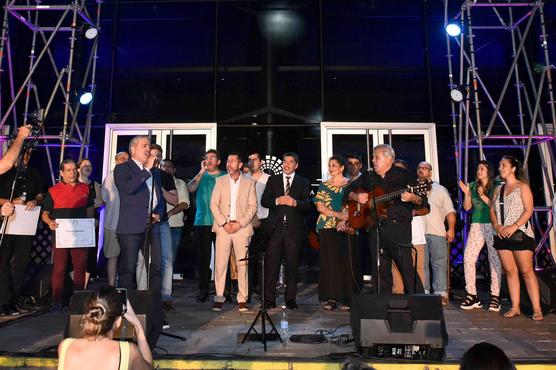 Los legisladores agradecen la presencia de los artistas