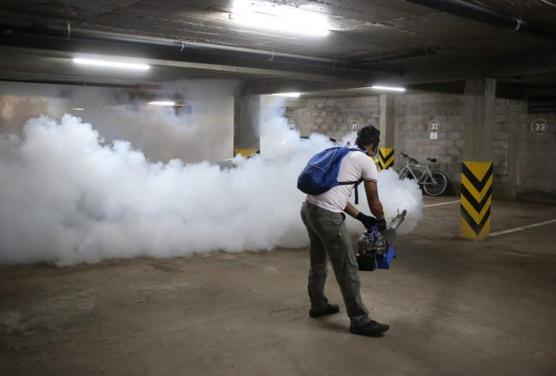 Personal de salud trabaja en un estacionamiento privado para prevenir el denguel. (Foto: Ministerio de Salud)