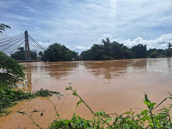 El Puente Binacional, que conecta con Brasil, quedó cubierto por el agua. Foto: ABI