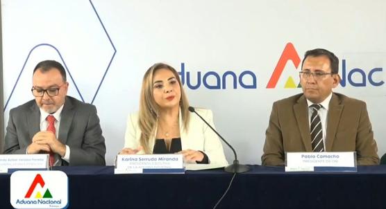  La presidenta de la Aduana, Karina Serrudo, en conferencia de prensa. Foto ABI
