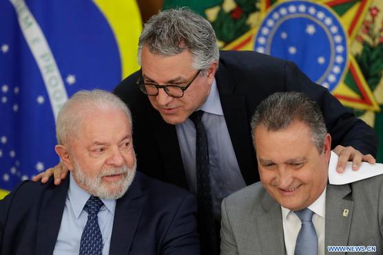 Lula con el ministro de Educación, Camilo Santana