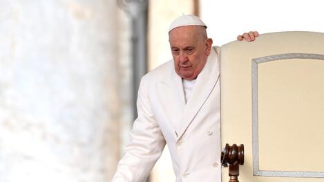 El Papa lució cansado al llegar hoy a las audiencias que mantuvo. (foto: ANSA)