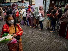 Una cola de personas aguarda a comprar alimentos básicos en un mercado barato auspiciado por el gobierno de Indonesia