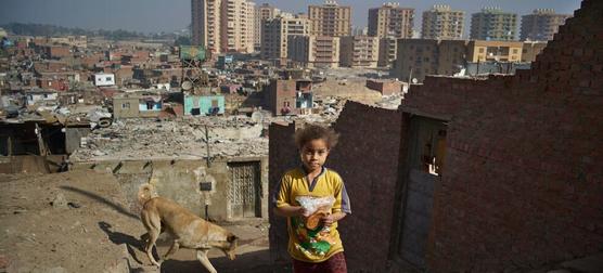 Una niña egipcia de seis años en un barrio marginal de El Cairo.
