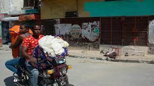 Habitantes de Haití abandonan sus hogares huyendo de la violencia de las pandillas - AFP