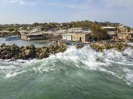 Vista aérea de casas afectadas por el aumento del nivel del mar en la isla de Tierra Bomba, Cartagena, Colombia - AFP