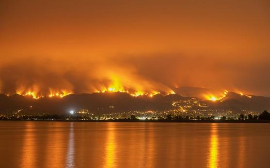 Imagen de uno de los incendios que han asolado bosques y áreas urbanas en California