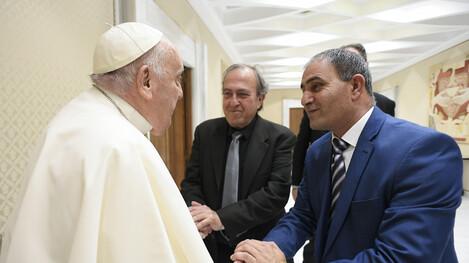 Los dos padres, el árabe y el israelí, con el Papa. (foto: ANSA)