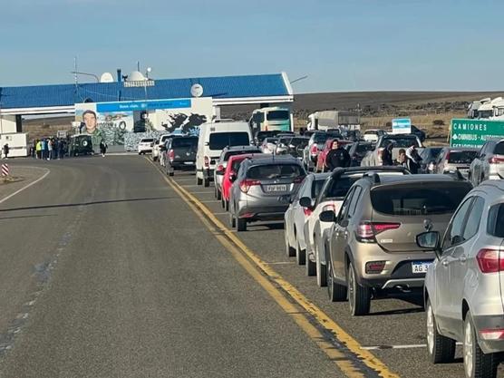 Largas colas de ida en el paso entre Río Gallegos y Punta Arenas, que se multiplicarán a la vuelta por el control de Aduana