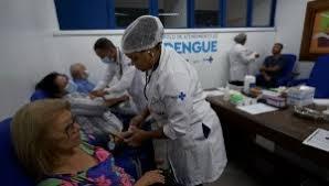 Pacientes infectados y sospechosos de padecer dengue en una unidad básica de salud de la zona este de São Paulo - EFE