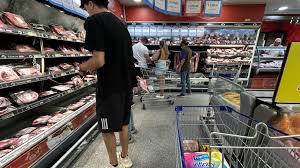 Compradores, en un supermercado de Buenos Aires  - AFP