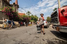 Una mujer acude a abastecerse de agua potable en el centro de Puerto Príncipe (Haití). EFE/ Mentor David Lorens