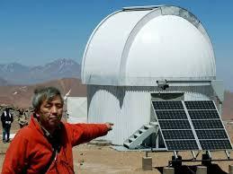 Takashi Miyata, profesor asociado de la Universidad de Tokio, señala las instalaciones