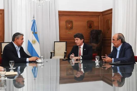 El gobernador Rolando Figueroa junto al jefe de Gabinete, Guillermo Francos, y al saliente Nicolás Posse.