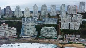 El edificio Euromarina II está emplazado en un campo de dunas que hasta 1994 estaba protegido.  AFP