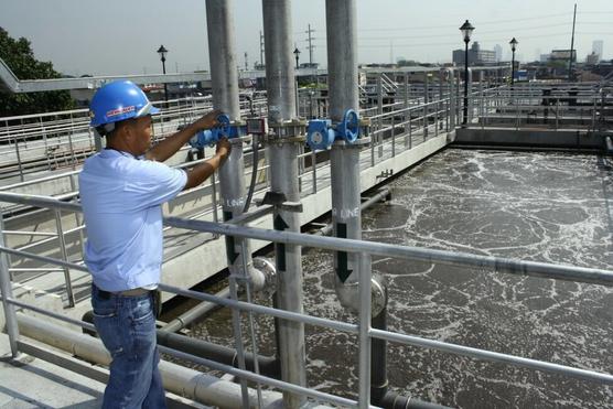 Un operario trabaja en una planta de tratamiento de agua en Manila.