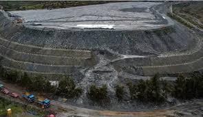 La presa de relaves Las Cenizas dañada mientras los residentes locales se preparan para inspeccionar -  REUTERS/Iván Alvarado