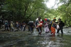 Migrantes haitianos en su camino hacia Panamá por el Tapón del Darién en Acandi (Colombia). EFE/ Mauricio Dueñas Castañeda