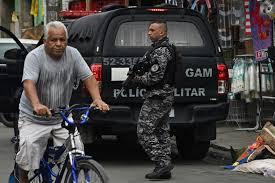 Un Policía Militar patrulla en una calle de la favela Ciudad ed Dios, en el oeste de Rio - © MAURO PIMENTEL / AFP