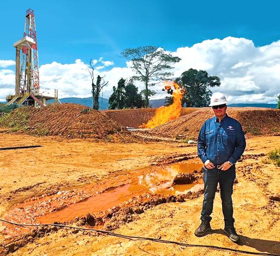 El presidente de Yacimientos Petrolíferos Fiscales Bolivianos (YPFB), Armin Dorgathen, en el pozo Mayaya Centro-X1, en mayo