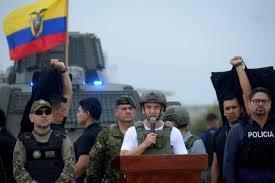 Noboa habla junto a miembros de las fuerzas de seguridad en Durán, Ecuador - Gerardo MENOSCAL / AFP