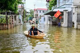 Un hombre se desplaza en barco en una calle inundada del pueblo de Ben Voi, cerca de Hanói, © Nhac NGUYEN/AFP