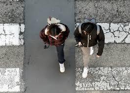 Una pareja camina por una calle, en una fotografía de archivo. EFE/Juan Carlos Cárdenas