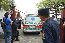 Una ambulancia con el cuerpo del diputado Eulalio Gomes llega a la morgue judicial en Asunción - © DANIEL DUARTE / AFP