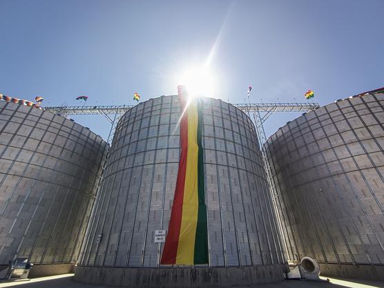 Silos de la planta transformadora de trigo en Viacha. Foto: ABI