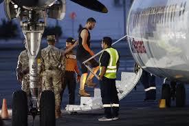 Migrantes suben al avión en el aeropuerto Marcos A. Gelabert en Ciudad de Panamá. EFE/ Bienvenido Velasco