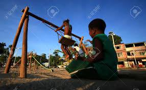 Niños jugando en plaza de Bahía