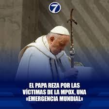 Francisco rezando ayer en El Vaticano