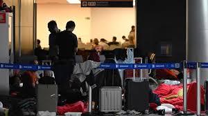 Pasajeros de la India y Vietnam a la espera en el aeropuerto internacional de Guarulhos, en Sao Paulo - AFP