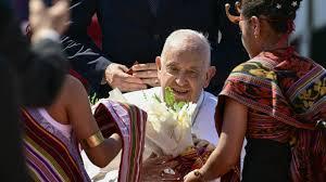 Francisco recibe un regalo de bienvenida en el aeropuerto de la capital de Timor Oriental - © Tiziana Fabi / AFP