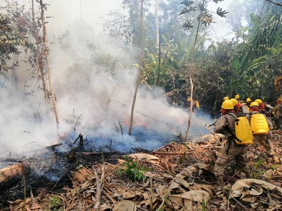 Bomberos combatiendo uno de los focos de incendio en el Beni