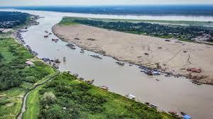 Esta vista aérea muestra el bajo nivel del río Amazonas en la ciudad de Leticia, departamento de Amazonas. © Santiago RUIZ / AFP