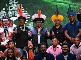 El presidente de la Confederación Brasileña de Fútbol, Ednaldo Rodrigues, posa con líderes indígenas durante el sorteo - AFP