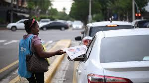 Una vendedora ofrece periódicos en Santo Domingo - © Federico Parra / AFP 